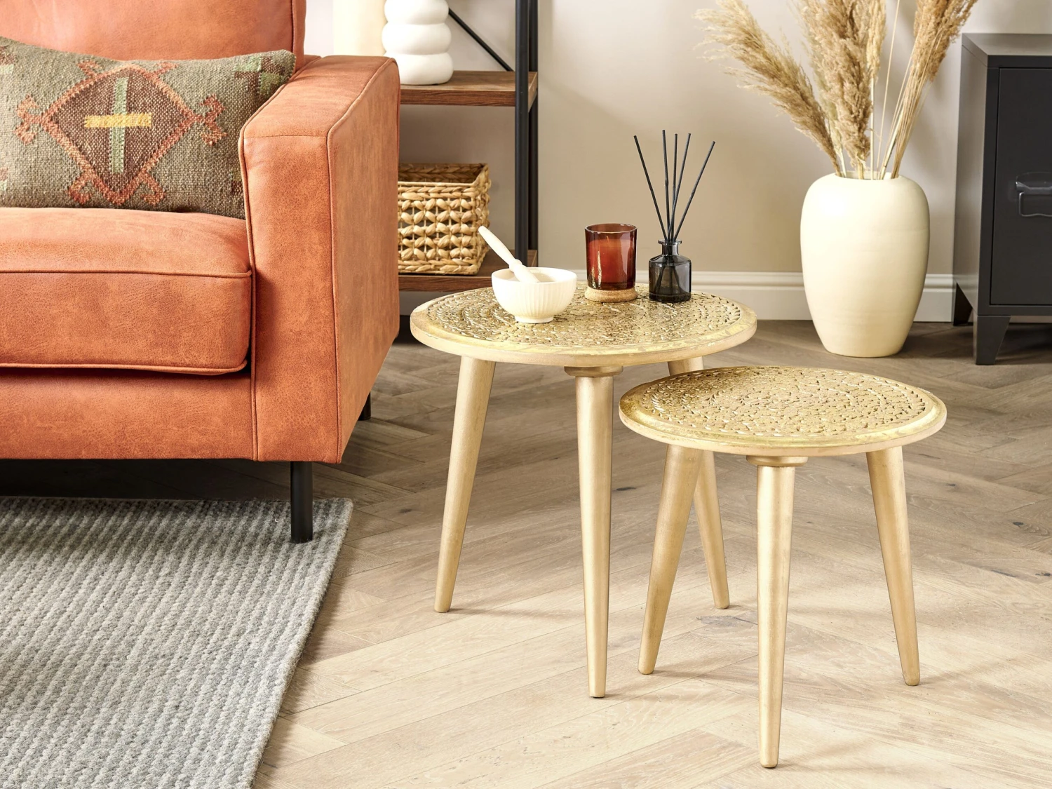 Set Of 2 Mango Wood Side Tables Gold NARRA - Image 2